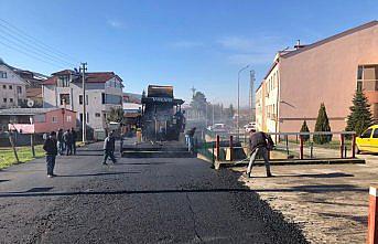 Kaynaşlı'da asfalt çalışması yürütülüyor