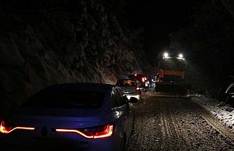 Kontrolden çıkan araç uçuruma kaydı