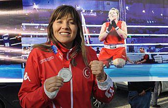 Milli boksör Şennur Demir'e coşkulu karşılama