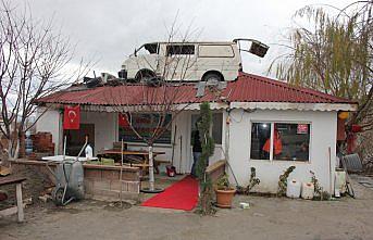 Minibüsü çatıda görenler şaşırıyor