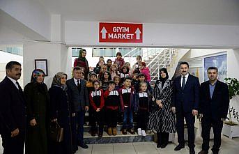 Minikler ihtiyaç sahipleri için pasta yapıp sattı