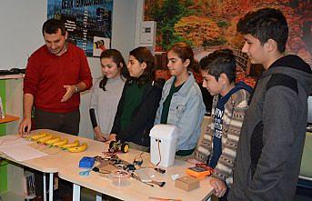 Öğrenciler kodlama eğitiminde iletken olarak muz kullandı