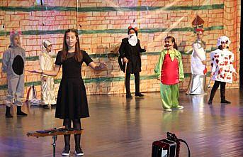 Öğrencilerden tiyatro gösterisi