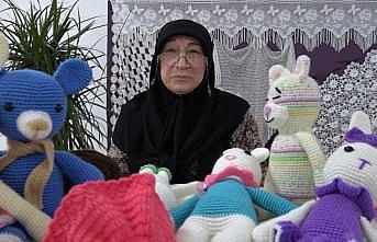 Örgü bebek yaparak geçimini sağlıyor
