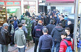 Rahatsızlanan esnafa komşuları yardım etti