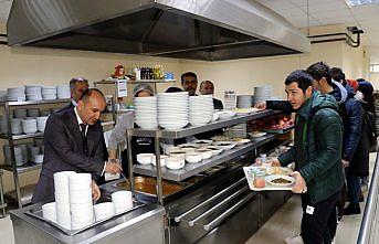 Rektörden öğrencilere yemek jesti