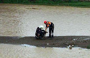 Trabzon'da dereye düşen köpek kurtarıldı