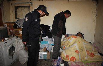 Yalnız yaşayan diyaliz hastasına polis sahip çıktı