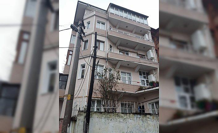 Zonguldak'ta duvarlarında çatlaklar oluşan binaların boşaltılması