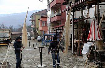 100 metrekarelik dükkanda işlediği keneviri Amerika'ya satıyor