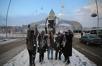 Afrikalı öğrencilerin kar sevinci