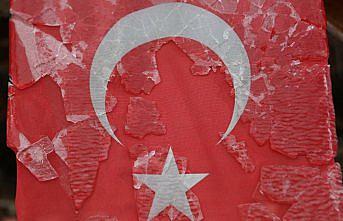 Ağaç ve kameriyelerde buz sarkıtları oluştu