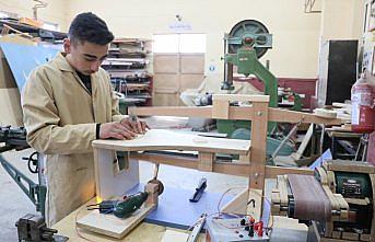 Atıktan yaptıkları oyuncakların makinelerini de kendileri üretiyor