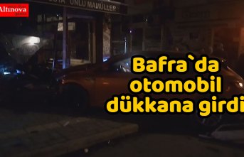 Bafra`da otomobil dükkana girdi