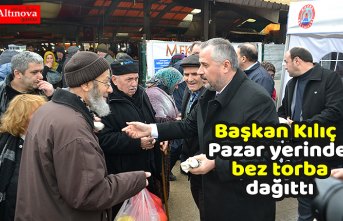 Başkan Kılıç Pazar yerinde bez torba dağıttı