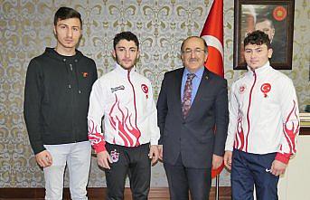 Başkan Gümrükçüoğlu'ndan sporculara ödül