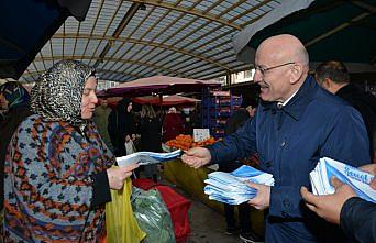 Başkan Kul pazarda bez torba dağıttı