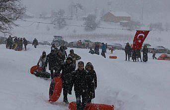 Beyaz örtü köylülere ekmek kapısı oldu