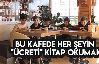 Bu kafede her şeyin "ücreti" kitap okumak