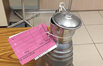 Duş almayan çalışanın kafasında eğilen 