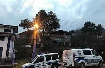 Eşini darbettiği iddia edilen kişi kendisini eve kilitledi