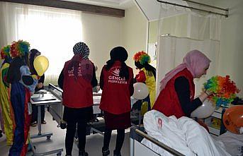 Gençlerden hasta çocuklara ziyaret