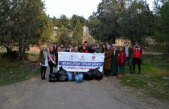 Gençlik merkezi üyeleri çevre temizliği yaptı