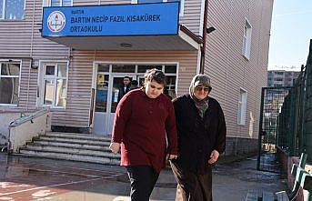 Hayatını görme engelli eşiyle kızına adadı