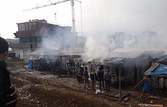 İşçilerin kaldığı 15 prefabrik yandı