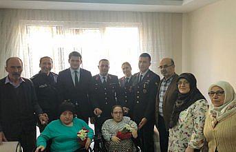 Jandarmadan ihtiyaç sahiplerine akülü tekerlekli sandalye