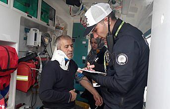 Karabük'te, devrilen otomobildeki çift yaralandı