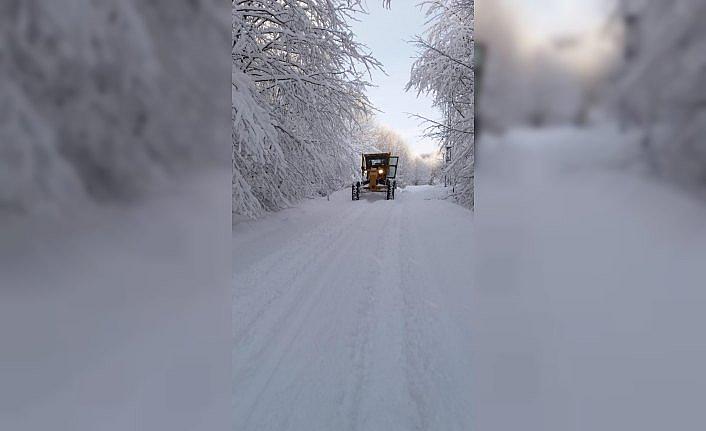 Karda mahsur kalan 2 kişiyi belediye ekipleri kurtardı