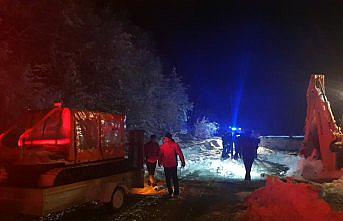 Karda mahsur kalan pazarcıları ekipler kurtardı