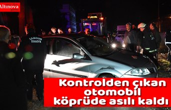 Kontrolden çıkan otomobil köprüde asılı kaldı 