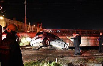 Kontrolden çıkan otomobil köprüde asılı kaldı