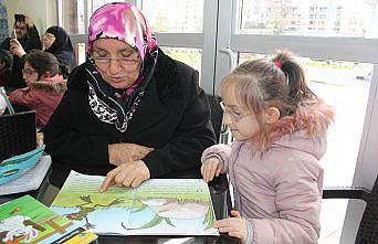 Nineler torunlarıyla birlikte kitap okudu