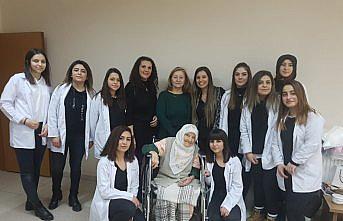 Öğrenciler, huzurevi sakinlerine saç ve yüz bakımı yaptı