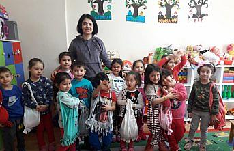 Öğrenciler kullanmadıkları tişörtlerden çanta yaptı