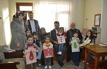 Öğrencilerden okullarını yaptıran hayırsevere duygulandıran ziyaret