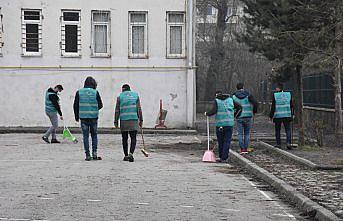 Okullardaki tadilat ve boya işlerini yükümlüler yapıyor