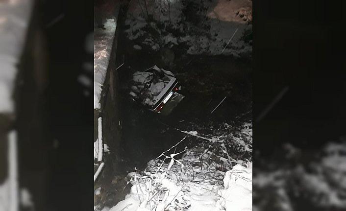 Otomobil dere yatağına devrildi: 1 yaralı