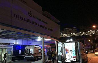 Otomobilin çarptığı anne ve oğlu yaralandı