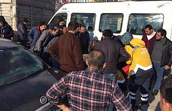 Otomobilin çarptığı görme engelli yaralandı