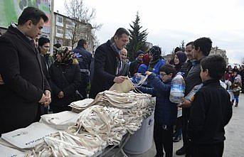 Plastik şişe verip bez çanta aldılar