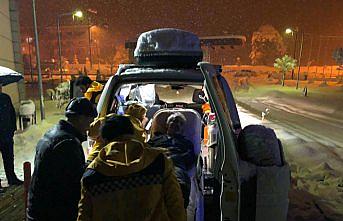 Rahatsızlanan kişi hastaneye paletli ambulansla taşındı