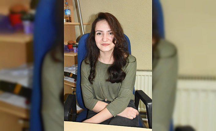 Sokak köpeğini şalıyla ısıttı