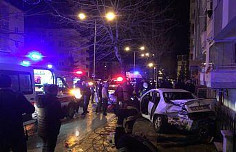 Trafik kazasında otomobile sıkışan sürücü kurtarıldı