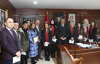 Vali Sarıfakıoğulları, TSKGV'ye bağış yapan öğrencileri ödüllendirdi