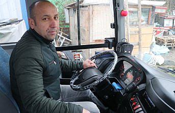 Yaya geçidinde bekleyen köpeğe yol verdi