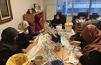 Yemen için gazete kağıtlarından sepet yapıp sattılar